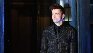 David Tennant w budce, dzięki której można podróżować w czasie i przestrzeni, fot. Chris Jackson