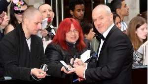 Alan Dale jest znudzony oglądaniem serialu, w którym sam zagrał. fot.D.Hogan