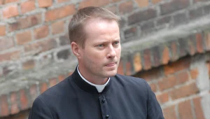 Artur Żmijewski to najseksowniejszy ksiądz w Polsce.