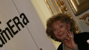 "Jest piękny" - zachwycała się żyrandolem Holly Woodlawn