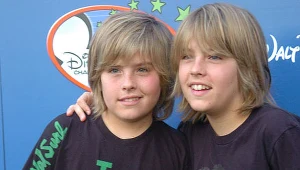 Dylan Sprouse i Cole Sprouse, dwaj bracia z serialu "Nie ma jak hotel", fot. Gerardo Mora