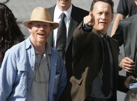 Pierwszego dnia na planie "Aniołów i demonów" Ron Howard (L) jeszcze się nie ukrywał Pierwszego dnia na planie "Aniołów i demonów" Ron Howard (L) jeszcze się nie ukrywał