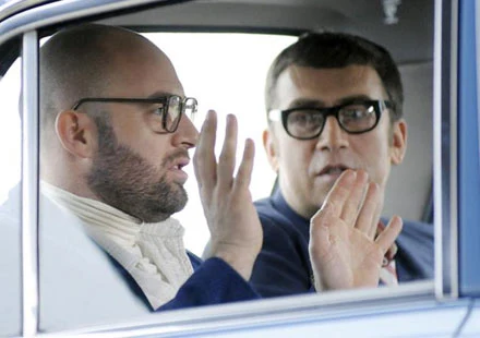 Szymon Bobrowski (L) i Maciej Orłoś (P) na planie "Prezentu dla towarzysza Edwarda G" Szymon Bobrowski (L) i Maciej Orłoś (P) na planie "Prezentu dla towarzysza Edwarda G"