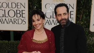 Tony Shalhoub i Brooke Adams na czerwonym dywanie przed ceremonią wręczenia Złotych Globów