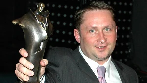 Kamil Durczok z Wiktorem, który otrzymał w 2005 roku, fot. Andrzej Szilagyi