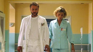 Więcej widzów ogląda niedzielne powtórki serialu - fot. Attila Husejnow