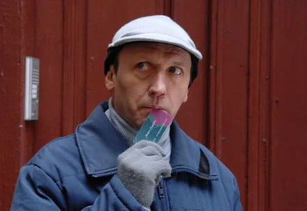 Artur Barciś jako "Doręczyciel" - fot. K.Wellman/TVP S.A. Artur Barciś jako "Doręczyciel" - fot. K.Wellman/TVP S.A.
