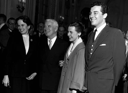 Charlie Chaplin z Claire Bloom i synem, Sydney'em Chaplinem Charlie Chaplin z Claire Bloom i synem, Sydney'em Chaplinem