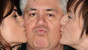 W serialu nie zabraknie znanego z filmów Almodovara kolorowego poczucia humoru - fot. Carlos Alvarez