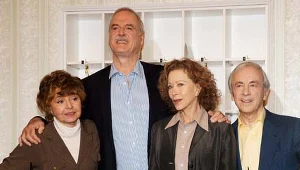 John Cleese z aktorkami, występującymi w "Hotelu Zacisze" - fot. Dave Hogan