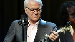 Nie tylko rozśmiesza, lecz także gra na banjo