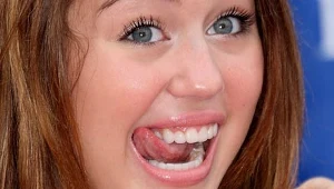 Miley Cyrus nie rozstaje się z postacią Hanny Montana - fot. Frederick M. Brown