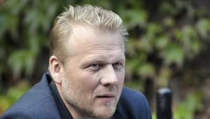 Czy zdecyduje się na związek z dwukrotnie młodszą kobietą?