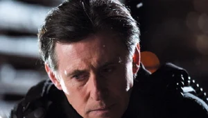 Główną rolę w serialu gra Gabriel Byrne