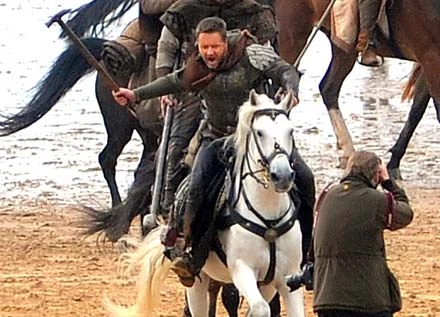 Russell Crowe (na planie "Robin Hooda") ma teraz trochę przymusowego wolnego Russell Crowe (na planie "Robin Hooda") ma teraz trochę przymusowego wolnego
