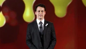 T.R. Knight zrzuca chirurgiczny kitel - fot. Stephen Lovekin