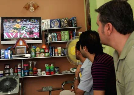 Statystyczny Polak ogląda coraz więcej telewizji - fot. Wathiq Khuzaie Statystyczny Polak ogląda coraz więcej telewizji - fot. Wathiq Khuzaie