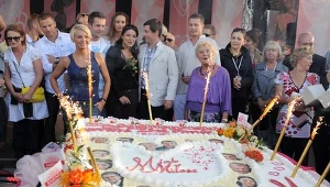 Na koniec na wszystkich czekał wielki tort z podobiznami bohaterów - fot. A.Szilagyi