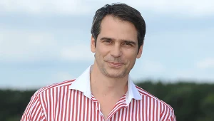 Paweł Deląg na planie serialu "Dom nad rozlewiskiem" / fot. Andras Szilagyi