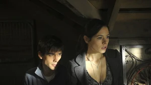 Christopher Gorham (Henry Dunn) i Elaine Cassidy (Abby Mills) w serialu "Wyspa Harpera"