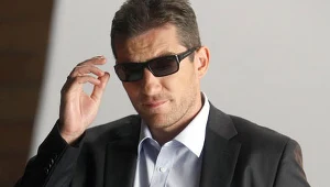 Serialowy Kacper Szpunar ściągnie czarne okulary