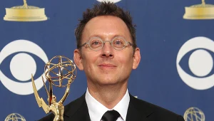 Michael Emerson ze statuetką Emmy zdobytą za rolę Benjamina Linusa / fot. Jason Merritt