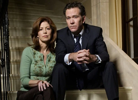 Dana Delany i Timothy Hutton w serialu "Uprowadzeni" Dana Delany i Timothy Hutton w serialu "Uprowadzeni"