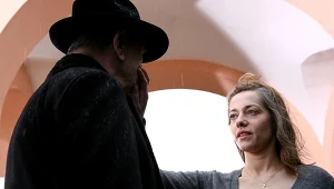 Arkadiusz Bazak (Nieznajomy) i Małgorzata Buczkowska (Basia) w serialu "Naznaczony"