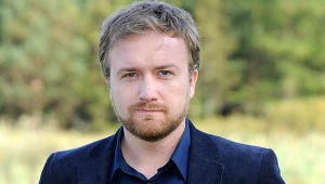 Bartek Kasprzykowski na planie "Domu nad rozlewiskiem", fot. Andras Szilagyi