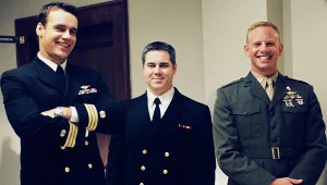 Komandor Rabb, porucznik Roberts i kapitan Shepard