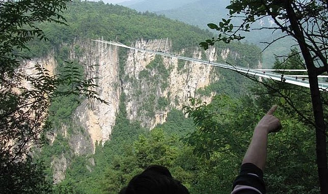 Szklany most nad kanionem Zhangjiajie będzie najdłuższy na świecie /fot. Haim Dotan