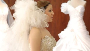 Kinga (Aleksandra Zienkiewicz) dobrze czuje się w roli "panny młodej"