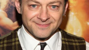 Kolczyk w uchu Andy'ego Serkisa na pewno jest prawdziwy - fot. Stephen Lovekin