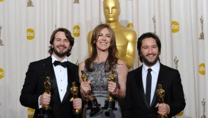 Mark Boal, Kathryn Bigelow i Greg Shapiro  z Oscarami dla filmu "The Hurt Locker. W pułace wojny"
