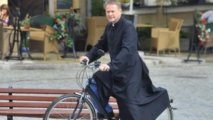 Czy "Ojciec Mateusz" dojedzie rowerem do Pacanowa? / fot. Baranowski