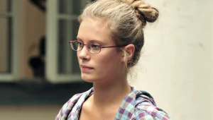 Sylwia (Julia Pietrucha) ma się nad czym zastanawiać / fot. Tomasz Kaniewski