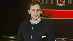 Paweł Tomaszewski na planie serialu "Hotel 52" / fot. Jarosław Wojtalewicz