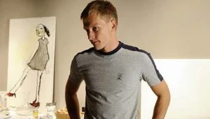 Kuba Wesołowski w scenie z serialu "Klub szalonych dziewic"