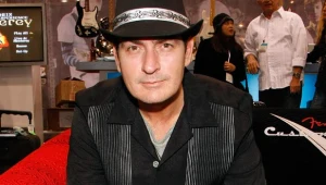 Charlie Sheen przez najbliższe dwa sezony występował będzie w "Dwóch i pół" - fot. Ethan Miller