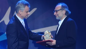 Jan Kidawa-Błoński odbiera Złote Lwy od Sekretarza Stanu, Piotra Żuchowskiego / fot. Andras Szilagyi