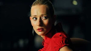 Magdalena Popławska w scenie z serialu "Usta usta"