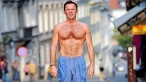 Paweł Wilczak w scenie z serialu "Usta usta"