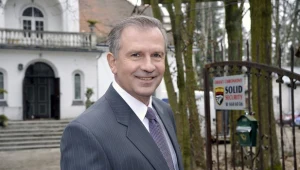 Dr Lubicz (Tomasz Stockinger), a w tle serialowa willa / fot. Gałązka