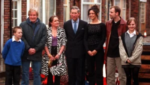 Książę Karol podczas wizyty na Coronation Street. Gdzie jest Frisky? - fot. Dan Callister