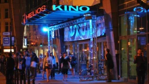 Największy ruch jest pod kinem Helios o północy, kiedy kończą sie ostatnie seanse