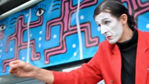 Przed kinem Helios wyrafinowaną grę z festiwalową widownią prowadzi mim