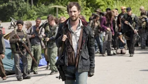 Noah Wyle w scenie z serialu "Falling Skies"