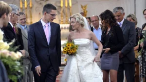 Michał Sieczkowski (Mateusz) i Karolina Nolbrzak (Iwona) na serialowym ślubnym kobiercu