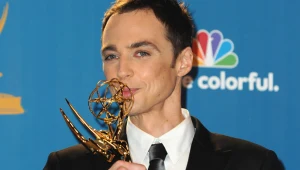 Jim Parsons ze swoją pierwszą nagrodą Emmy / fot. Alberto E. Rodriguez