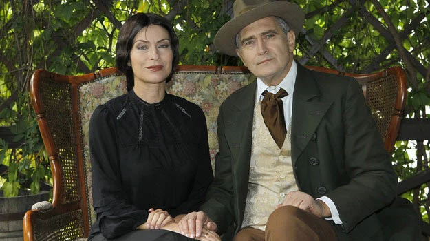 Teresa i Maurycy Olszyńscy (Danuta Stenka, Olgierd Łukaszewicz) w rodowym dworku Teresa i Maurycy Olszyńscy (Danuta Stenka, Olgierd Łukaszewicz) w rodowym dworku